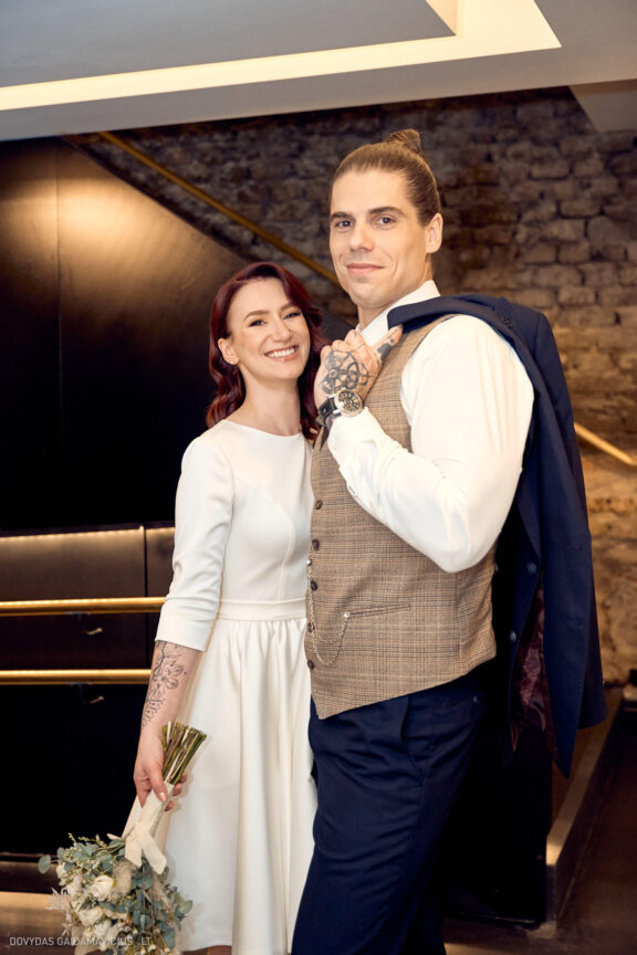 Vestuvės Karolis Petravičius ir Jurgita Petra Vilniuje, Pacai Hotel Vilnius, Jaukios vestuvės tik artimųjų rate. Vestuvių Fotografas: Dovydas Gaidamavičius © www.DovydasGaidamavicius.lt www.Dovis.lt Vestuvių fotosesija viduje lyjant lietui