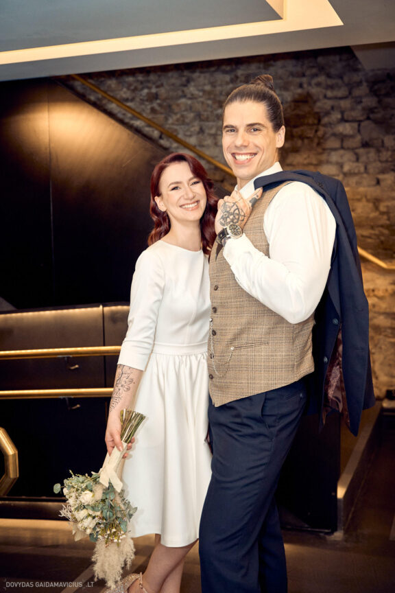 Vestuvės Karolis Petravičius ir Jurgita Petra Vilniuje, Pacai Hotel Vilnius, Jaukios vestuvės tik artimųjų rate. Vestuvių Fotografas: Dovydas Gaidamavičius © www.DovydasGaidamavicius.lt www.Dovis.lt Vestuvių fotosesija viduje lyjant lietui