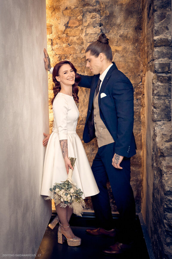 Vestuvės Karolis Petravičius ir Jurgita Petra Vilniuje, Pacai Hotel Vilnius, Jaukios vestuvės tik artimųjų rate. Vestuvių Fotografas: Dovydas Gaidamavičius © www.DovydasGaidamavicius.lt www.Dovis.lt Vestuvių fotosesija viduje lyjant lietui