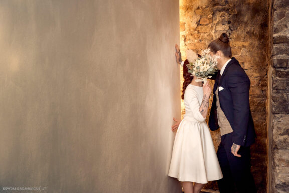 Vestuvės Karolis Petravičius ir Jurgita Petra Vilniuje, Pacai Hotel Vilnius, Jaukios vestuvės tik artimųjų rate. Vestuvių Fotografas: Dovydas Gaidamavičius © www.DovydasGaidamavicius.lt www.Dovis.lt Vestuvių fotosesija viduje lyjant lietui