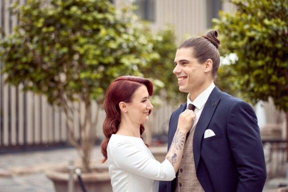 Vestuvės Karolis Petravičius ir Jurgita Petra Vilniuje, Pacai Hotel Vilnius, Jaukios vestuvės tik artimųjų rate. Vestuvių Fotografas: Dovydas Gaidamavičius © www.DovydasGaidamavicius.lt www.Dovis.lt Vestuvių fotosesija viduje lyjant lietui