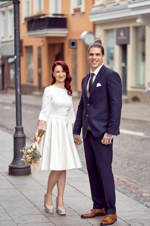 Vestuvės Karolis Petravičius ir Jurgita Petra Vilniuje, Pacai Hotel Vilnius, Jaukios vestuvės tik artimųjų rate. Vestuvių Fotografas: Dovydas Gaidamavičius © www.DovydasGaidamavicius.lt www.Dovis.lt Vestuvių fotosesija viduje lyjant lietui