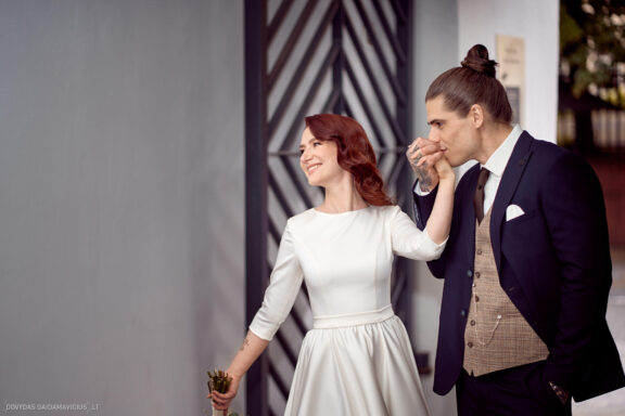 Vestuvės Karolis Petravičius ir Jurgita Petra Vilniuje, Pacai Hotel Vilnius, Jaukios vestuvės tik artimųjų rate. Vestuvių Fotografas: Dovydas Gaidamavičius © www.DovydasGaidamavicius.lt www.Dovis.lt Vestuvių fotosesija viduje lyjant lietui