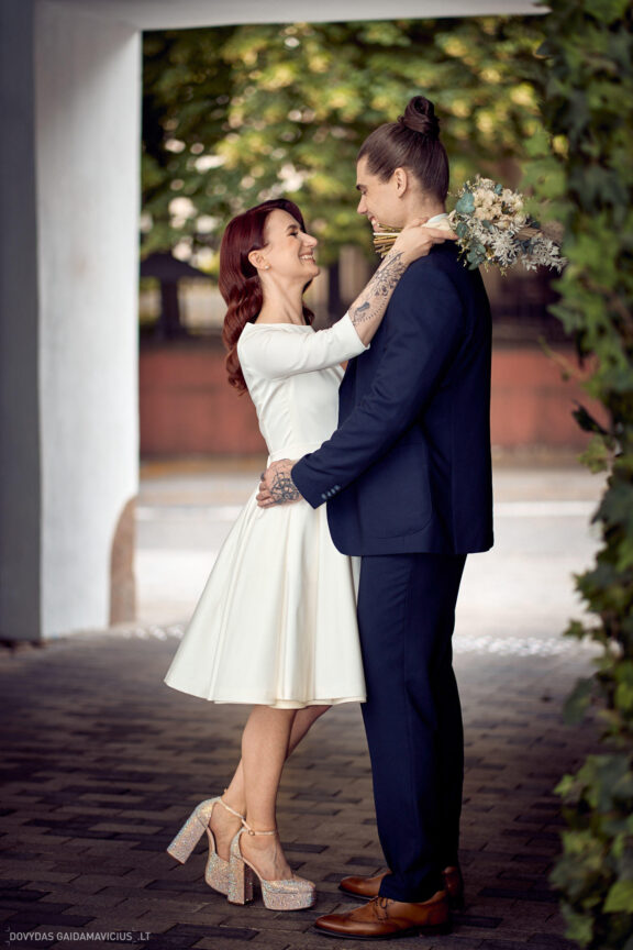 Vestuvės Karolis Petravičius ir Jurgita Petra Vilniuje, Pacai Hotel Vilnius, Jaukios vestuvės tik artimųjų rate. Vestuvių Fotografas: Dovydas Gaidamavičius © www.DovydasGaidamavicius.lt www.Dovis.lt Vestuvių fotosesija viduje lyjant lietui