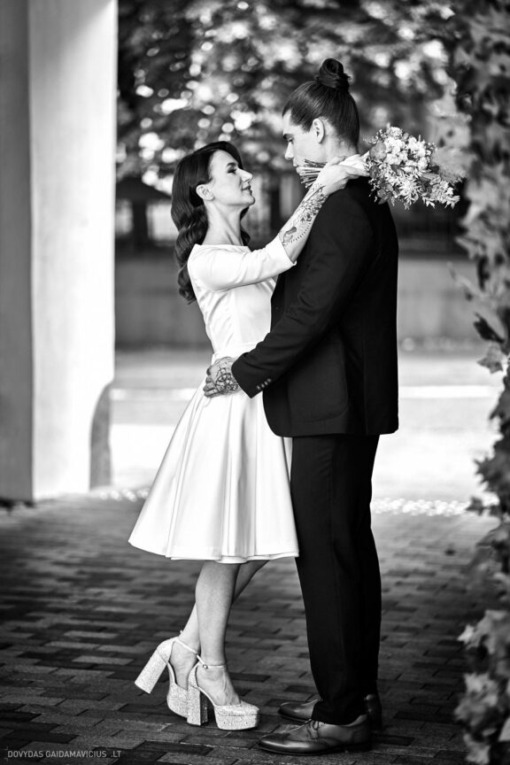 Vestuvės Karolis Petravičius ir Jurgita Petra Vilniuje, Pacai Hotel Vilnius, Jaukios vestuvės tik artimųjų rate. Vestuvių Fotografas: Dovydas Gaidamavičius © www.DovydasGaidamavicius.lt www.Dovis.lt Vestuvių fotosesija viduje lyjant lietui