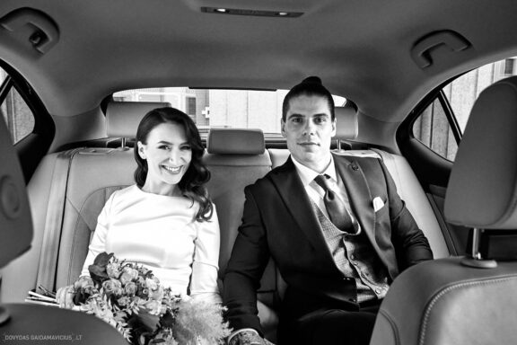 Vestuvės Karolis Petravičius ir Jurgita Petra Vilniuje, Pacai Hotel Vilnius, Jaukios vestuvės tik artimųjų rate. Vestuvių Fotografas: Dovydas Gaidamavičius © www.DovydasGaidamavicius.lt www.Dovis.lt Vestuvių fotosesija viduje lyjant lietui