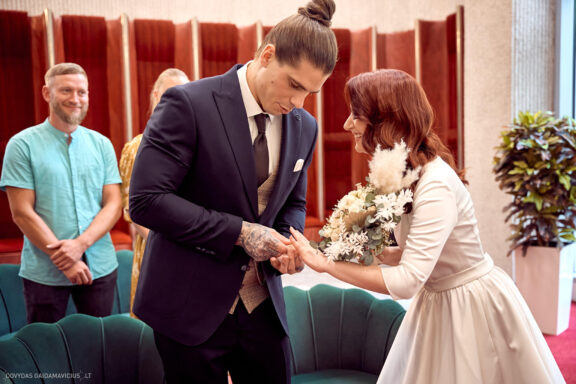 Vestuvės Karolis Petravičius ir Jurgita Petra Vilniuje, Vilniaus Civilinės metrikacijos skyrius, Jaukios vestuvės tik artimųjų rate. Vestuvių Fotografas: Dovydas Gaidamavičius © www.DovydasGaidamavicius.lt www.Dovis.lt Vestuvių fotosesija viduje lyjant lietui