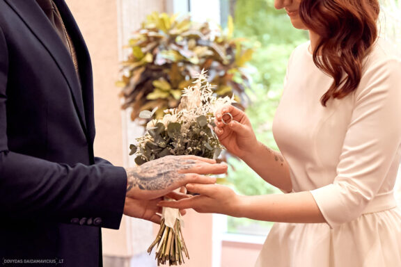 Vestuvės Karolis Petravičius ir Jurgita Petra Vilniuje, Vilniaus Civilinės metrikacijos skyrius, Jaukios vestuvės tik artimųjų rate. Vestuvių Fotografas: Dovydas Gaidamavičius © www.DovydasGaidamavicius.lt www.Dovis.lt Vestuvių fotosesija viduje lyjant lietui