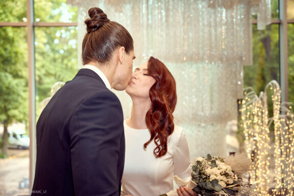 Vestuvės Karolis Petravičius ir Jurgita Petra Vilniuje, Vilniaus Civilinės metrikacijos skyrius, Jaukios vestuvės tik artimųjų rate. Vestuvių Fotografas: Dovydas Gaidamavičius © www.DovydasGaidamavicius.lt www.Dovis.lt Vestuvių fotosesija viduje lyjant lietui
