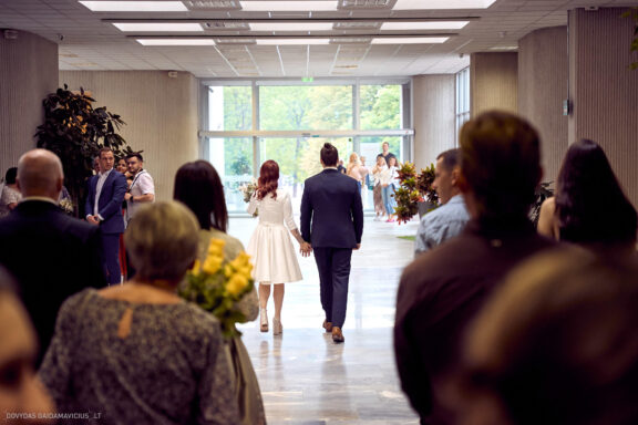 Vestuvės Karolis Petravičius ir Jurgita Petra Vilniuje, Vilniaus Civilinės metrikacijos skyrius, Jaukios vestuvės tik artimųjų rate. Vestuvių Fotografas: Dovydas Gaidamavičius © www.DovydasGaidamavicius.lt www.Dovis.lt Vestuvių fotosesija viduje lyjant lietui