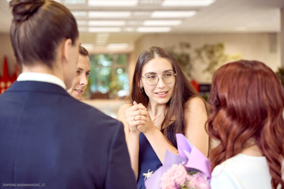 Vestuvės Karolis Petravičius ir Jurgita Petra Vilniuje, Vilniaus Civilinės metrikacijos skyrius, Jaukios vestuvės tik artimųjų rate. Vestuvių Fotografas: Dovydas Gaidamavičius © www.DovydasGaidamavicius.lt www.Dovis.lt Vestuvių fotosesija viduje lyjant lietui