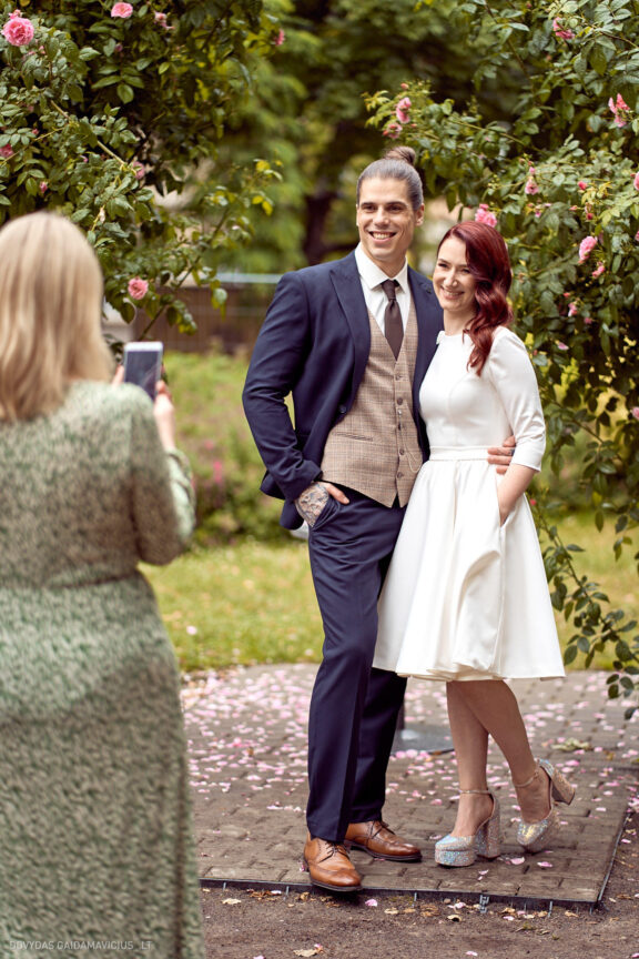 Vestuvės Karolis Petravičius ir Jurgita Petra Vilniuje, Vilniaus Civilinės metrikacijos skyrius, Jaukios vestuvės tik artimųjų rate. Vestuvių Fotografas: Dovydas Gaidamavičius © www.DovydasGaidamavicius.lt www.Dovis.lt Vestuvių fotosesija viduje lyjant lietui