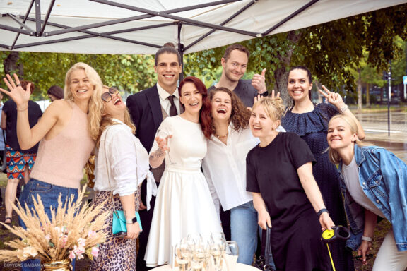 Vestuvės Karolis Petravičius ir Jurgita Petra Vilniuje, Vilniaus Civilinės metrikacijos skyrius, Jaukios vestuvės tik artimųjų rate. Vestuvių Fotografas: Dovydas Gaidamavičius © www.DovydasGaidamavicius.lt www.Dovis.lt Vestuvių fotosesija viduje lyjant lietui