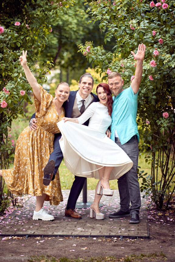 Vestuvės Karolis Petravičius ir Jurgita Petra Vilniuje, Vilniaus Civilinės metrikacijos skyrius, Jaukios vestuvės tik artimųjų rate. Vestuvių Fotografas: Dovydas Gaidamavičius © www.DovydasGaidamavicius.lt www.Dovis.lt Vestuvių fotosesija viduje lyjant lietui