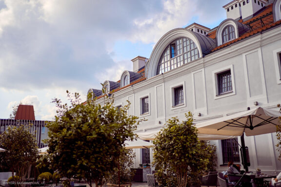 Vestuvės Karolis Petravičius ir Jurgita Petra Vilniuje, Pacai Hotel Vilnius, Jaukios vestuvės tik artimųjų rate. Vestuvių Fotografas: Dovydas Gaidamavičius © www.DovydasGaidamavicius.lt www.Dovis.lt Vestuvių fotosesija viduje lyjant lietui