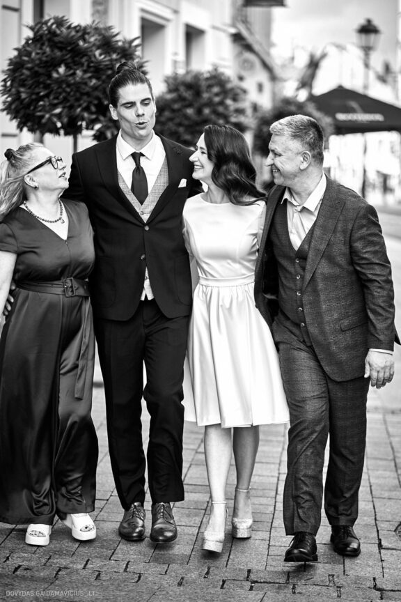 Vestuvės Karolis Petravičius ir Jurgita Petra Vilniuje, Pacai Hotel Vilnius, Jaukios vestuvės tik artimųjų rate. Vestuvių Fotografas: Dovydas Gaidamavičius © www.DovydasGaidamavicius.lt www.Dovis.lt Vestuvių fotosesija viduje lyjant lietui