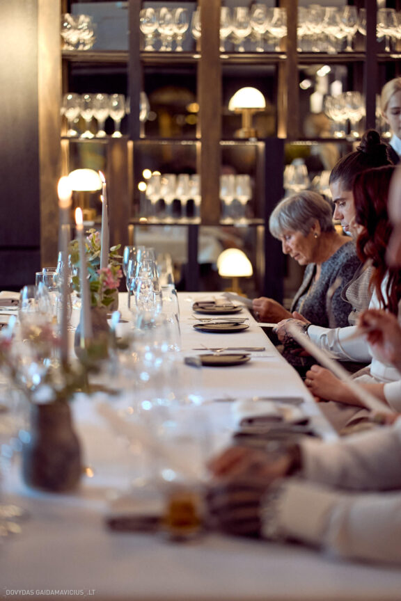 Vestuvės Karolis Petravičius ir Jurgita Petra Vilniuje, Pacai Hotel Vilnius, Jaukios vestuvės tik artimųjų rate. Vestuvių Fotografas: Dovydas Gaidamavičius © www.DovydasGaidamavicius.lt www.Dovis.lt Vestuvių fotosesija viduje lyjant lietui
