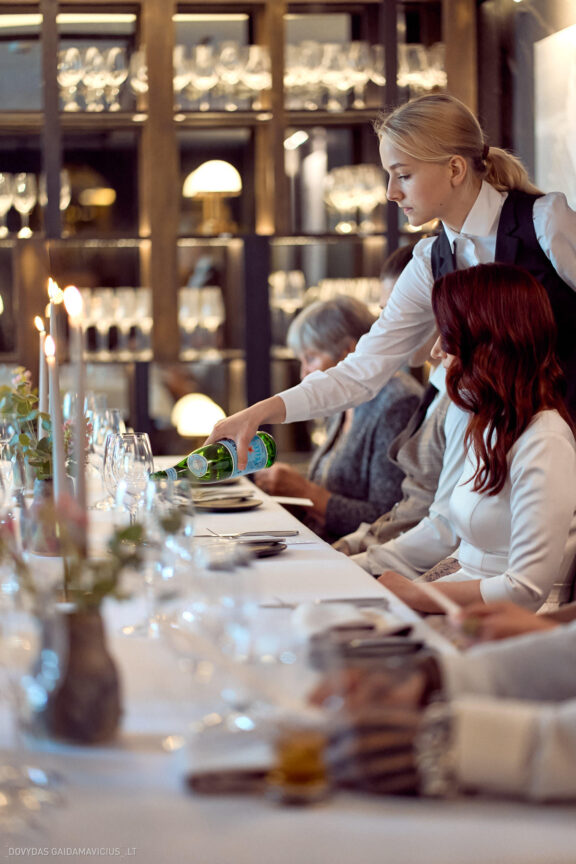 Vestuvės Karolis Petravičius ir Jurgita Petra Vilniuje, Pacai Hotel Vilnius, Jaukios vestuvės tik artimųjų rate. Vestuvių Fotografas: Dovydas Gaidamavičius © www.DovydasGaidamavicius.lt www.Dovis.lt Vestuvių fotosesija viduje lyjant lietui