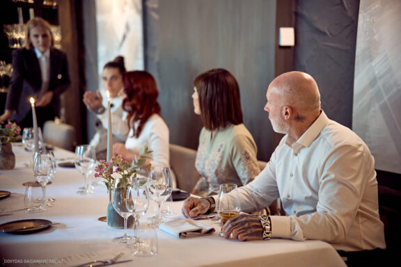 Vestuvės Karolis Petravičius ir Jurgita Petra Vilniuje, Pacai Hotel Vilnius, Jaukios vestuvės tik artimųjų rate. Vestuvių Fotografas: Dovydas Gaidamavičius © www.DovydasGaidamavicius.lt www.Dovis.lt Vestuvių fotosesija viduje lyjant lietui