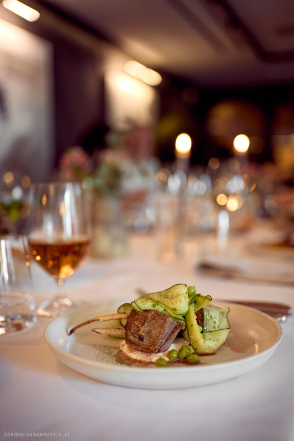 Vestuvės Karolis Petravičius ir Jurgita Petra Vilniuje, Pacai Hotel Vilnius, Jaukios vestuvės tik artimųjų rate. Vestuvių Fotografas: Dovydas Gaidamavičius © www.DovydasGaidamavicius.lt www.Dovis.lt Vestuvių fotosesija viduje lyjant lietui