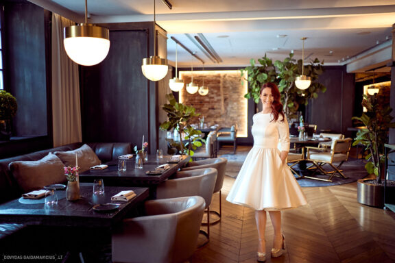 Vestuvės Karolis Petravičius ir Jurgita Petra Vilniuje, Pacai Hotel Vilnius, Jaukios vestuvės tik artimųjų rate. Vestuvių Fotografas: Dovydas Gaidamavičius © www.DovydasGaidamavicius.lt www.Dovis.lt Vestuvių fotosesija viduje lyjant lietui