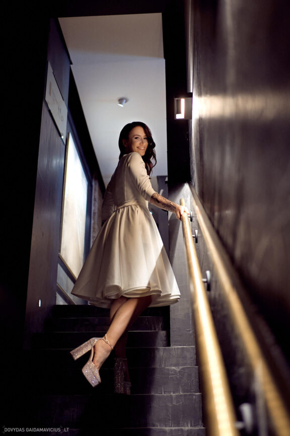 Vestuvės Karolis Petravičius ir Jurgita Petra Vilniuje, Pacai Hotel Vilnius, Jaukios vestuvės tik artimųjų rate. Vestuvių Fotografas: Dovydas Gaidamavičius © www.DovydasGaidamavicius.lt www.Dovis.lt Vestuvių fotosesija viduje lyjant lietui