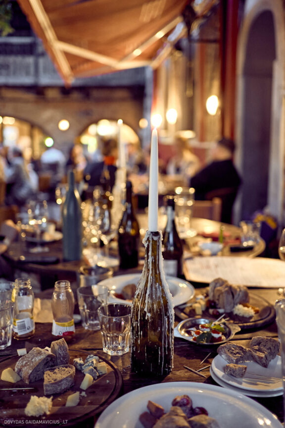 Vestuvės Karolis Petravičius ir Jurgita Petra Vilniuje, In Vino Baras Vilnius, Jaukios vestuvės tik artimųjų rate. Vestuvių Fotografas: Dovydas Gaidamavičius © www.DovydasGaidamavicius.lt www.Dovis.lt Vestuvių fotosesija viduje lyjant lietui