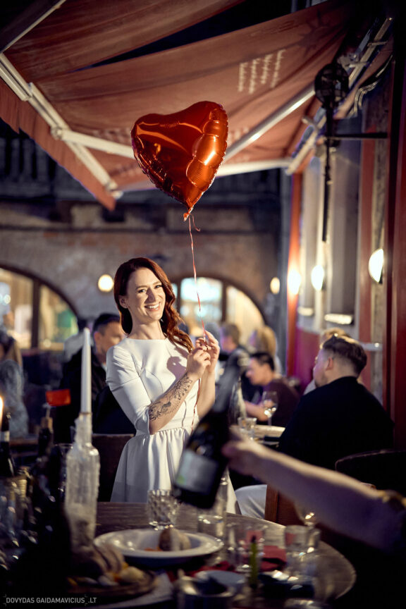 Vestuvės Karolis Petravičius ir Jurgita Petra Vilniuje, In Vino Baras Vilnius, Jaukios vestuvės tik artimųjų rate. Vestuvių Fotografas: Dovydas Gaidamavičius © www.DovydasGaidamavicius.lt www.Dovis.lt Vestuvių fotosesija viduje lyjant lietui