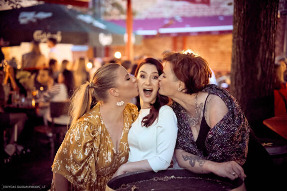 Vestuvės Karolis Petravičius ir Jurgita Petra Vilniuje, In Vino Baras Vilnius, Jaukios vestuvės tik artimųjų rate. Vestuvių Fotografas: Dovydas Gaidamavičius © www.DovydasGaidamavicius.lt www.Dovis.lt Vestuvių fotosesija viduje lyjant lietui