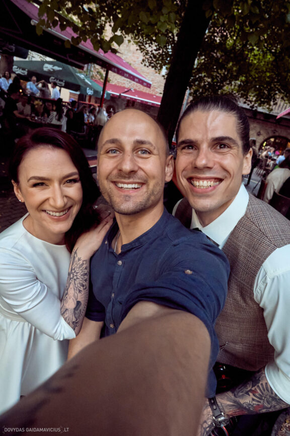 Vestuvės Karolis Petravičius ir Jurgita Petra Vilniuje, In Vino Baras Vilnius, Jaukios vestuvės tik artimųjų rate. Vestuvių Fotografas: Dovydas Gaidamavičius © www.DovydasGaidamavicius.lt www.Dovis.lt Vestuvių fotosesija viduje lyjant lietui