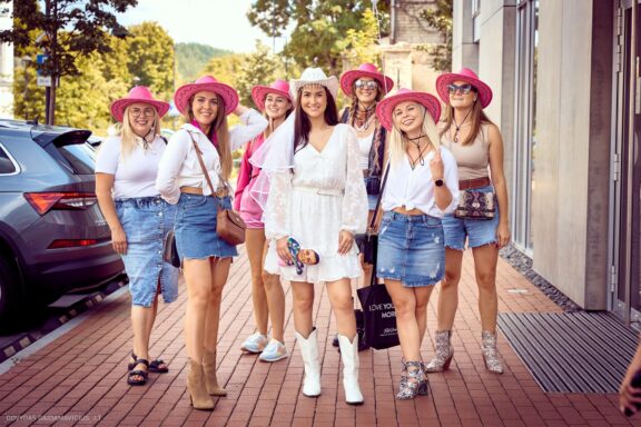 Mergvakaris Paupys Vilnius, Užupis, Mergvakario fotosesija Vilniuje Fotografas: Dovydas Gaidamavičius Dovis www.Dovis.lt © www.DovydasGaidamavicius.lt 