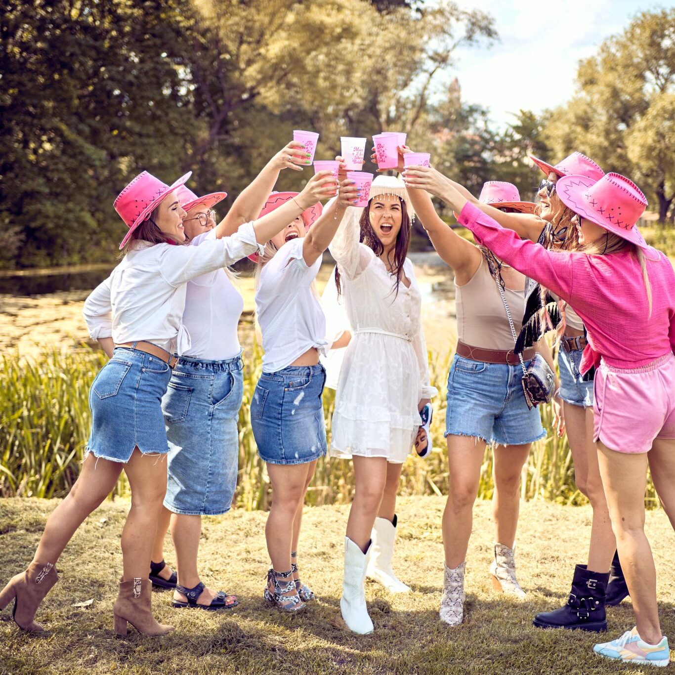 Mergvakaris Paupys Vilnius, Užupis, Mergvakario fotosesija Vilniuje Fotografas: Dovydas Gaidamavičius Dovis www.Dovis.lt © www.DovydasGaidamavicius.lt 