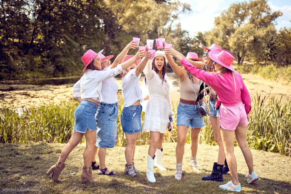 Mergvakaris Paupys Vilnius, Užupis, Mergvakario fotosesija Vilniuje Fotografas: Dovydas Gaidamavičius Dovis www.Dovis.lt © www.DovydasGaidamavicius.lt 