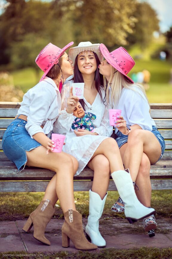 Mergvakaris Paupys Vilnius, Užupis, Mergvakario fotosesija Vilniuje Fotografas: Dovydas Gaidamavičius Dovis www.Dovis.lt © www.DovydasGaidamavicius.lt 