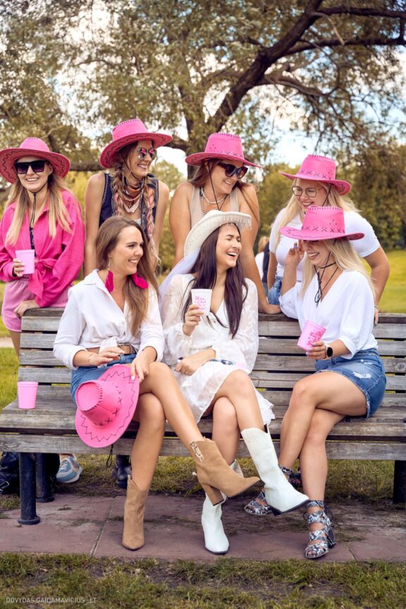 Mergvakaris Paupys Vilnius, Užupis, Mergvakario fotosesija Vilniuje Fotografas: Dovydas Gaidamavičius Dovis www.Dovis.lt © www.DovydasGaidamavicius.lt 