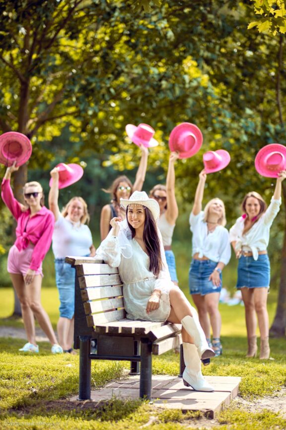 Mergvakaris Paupys Vilnius, Užupis, Mergvakario fotosesija Vilniuje Fotografas: Dovydas Gaidamavičius Dovis www.Dovis.lt © www.DovydasGaidamavicius.lt 