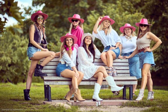 Mergvakaris Paupys Vilnius, Užupis, Mergvakario fotosesija Vilniuje Fotografas: Dovydas Gaidamavičius Dovis www.Dovis.lt © www.DovydasGaidamavicius.lt 