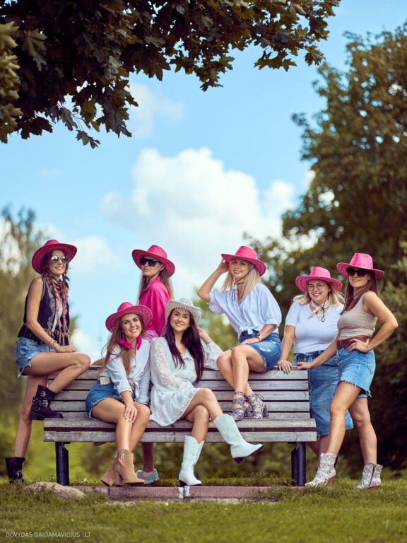 Mergvakaris Paupys Vilnius, Užupis, Mergvakario fotosesija Vilniuje Fotografas: Dovydas Gaidamavičius Dovis www.Dovis.lt © www.DovydasGaidamavicius.lt 