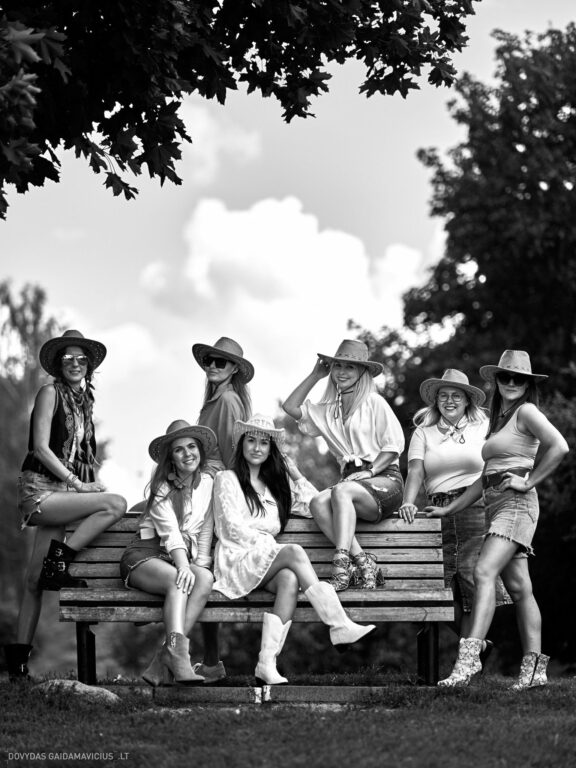 Mergvakaris Paupys Vilnius, Užupis, Mergvakario fotosesija Vilniuje Fotografas: Dovydas Gaidamavičius Dovis www.Dovis.lt © www.DovydasGaidamavicius.lt 