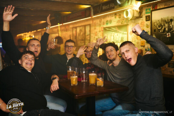 Vakarėlio fotografas, Naktinio klubo fotografas, Club photography Vilnius Party, La Birra Pub Vilnius, LaBirra, Samanta Vaičikauskaitė Live koncertas, Baras, Balius, Crazy party, Vilnius night club naktinis gyvenimas foto, Lietuva, Lithuania party Fotografas: Dovydas Gaidamavičius © www.DovydasGaidamavicius.lt www.Dovis.lt
