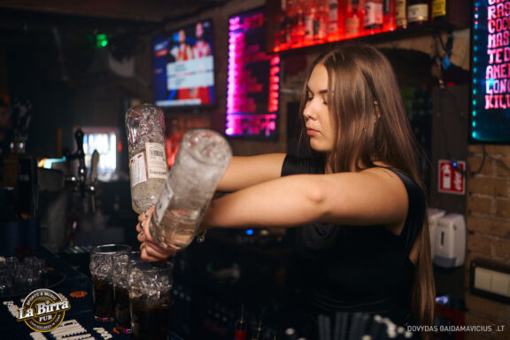 Vakarėlio fotografas, Naktinio klubo fotografas, Club photography Vilnius Party, La Birra Pub Vilnius, LaBirra, Samanta Vaičikauskaitė Live koncertas, Baras, Balius, Crazy party, Vilnius night club naktinis gyvenimas foto, Lietuva, Lithuania party Fotografas: Dovydas Gaidamavičius © www.DovydasGaidamavicius.lt www.Dovis.lt