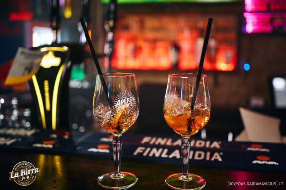 Vakarėlio fotografas, Naktinio klubo fotografas, Club photography Vilnius Party, La Birra Pub Vilnius, LaBirra, Samanta Vaičikauskaitė Live koncertas, Baras, Balius, Crazy party, Vilnius night club naktinis gyvenimas foto, Lietuva, Lithuania party Fotografas: Dovydas Gaidamavičius © www.DovydasGaidamavicius.lt www.Dovis.lt