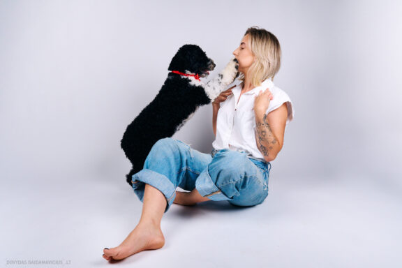 Šeimininko ir Šuns fotosesija studijoje, Augintinio šuns fotosesija foto studijoje, Vilnius, Pilaitė, Pilaitėje. Spanish Water Dog, Ispanų vandens šuo, Fotografas: Dovydas Gaidamavičius © www.DovydasGaidamavicius.lt @DGaidamavicius Dog photoshoot in Vilnius Lithuania Pilaite PhotoStudio