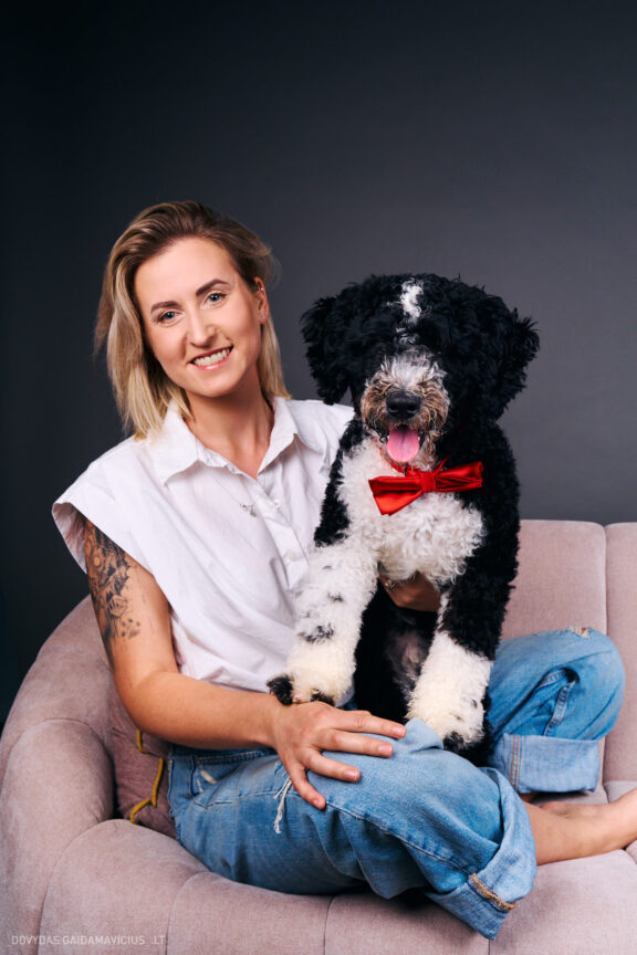 Šeimininko ir Šuns fotosesija studijoje, Augintinio šuns fotosesija foto studijoje, Vilnius, Pilaitė, Pilaitėje. Spanish Water Dog, Ispanų vandens šuo, Fotografas: Dovydas Gaidamavičius © www.DovydasGaidamavicius.lt @DGaidamavicius Dog photoshoot in Vilnius Lithuania Pilaite PhotoStudio