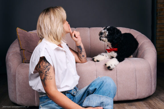 Šeimininko ir Šuns fotosesija studijoje, Augintinio šuns fotosesija foto studijoje, Vilnius, Pilaitė, Pilaitėje. Spanish Water Dog, Ispanų vandens šuo, Fotografas: Dovydas Gaidamavičius © www.DovydasGaidamavicius.lt @DGaidamavicius Dog photoshoot in Vilnius Lithuania Pilaite PhotoStudio